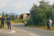 Раниха възрастна жена на пътя