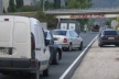 Товарен камион и автобус се удариха на бензиностанция